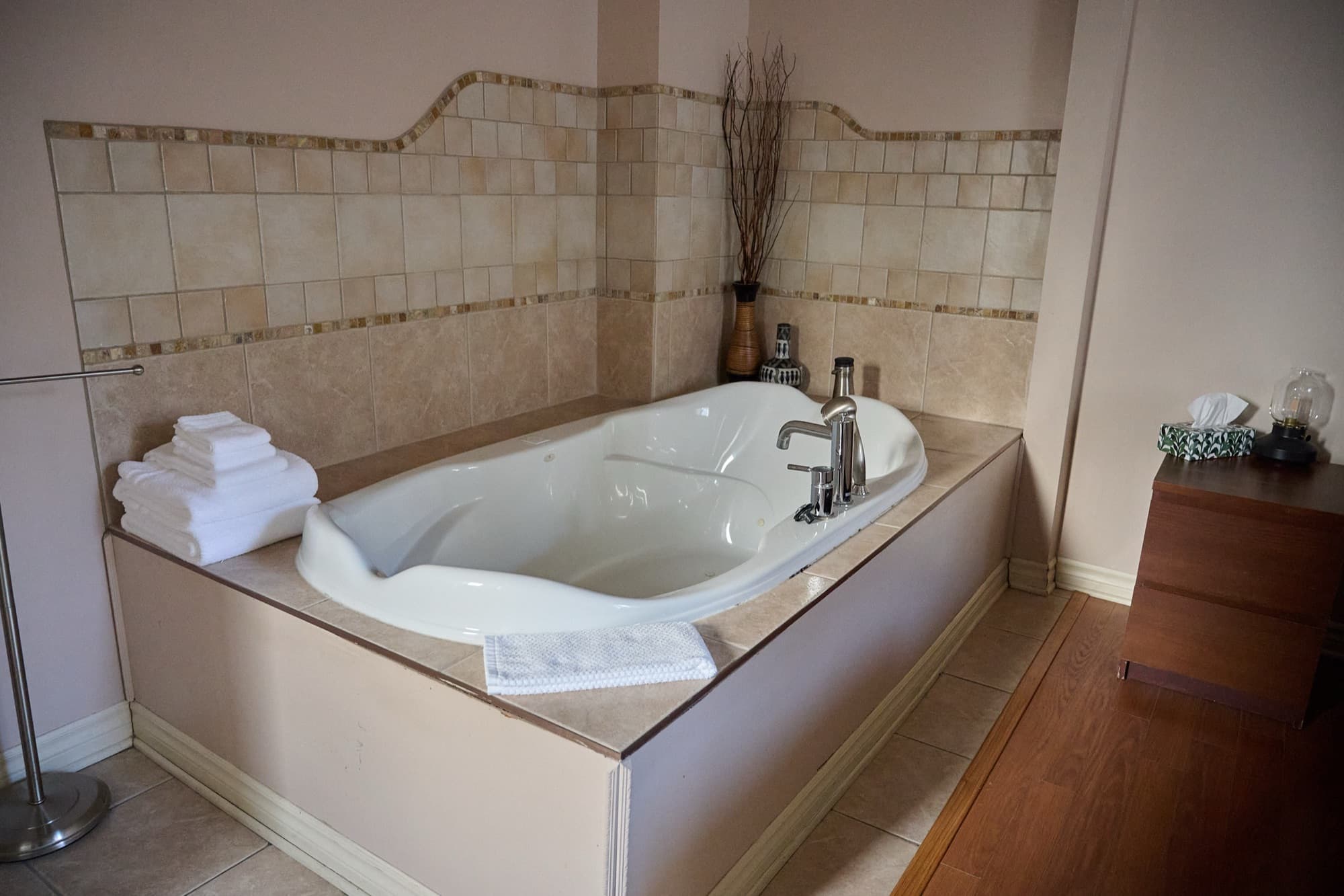 The queen room with the jacuzzi tub