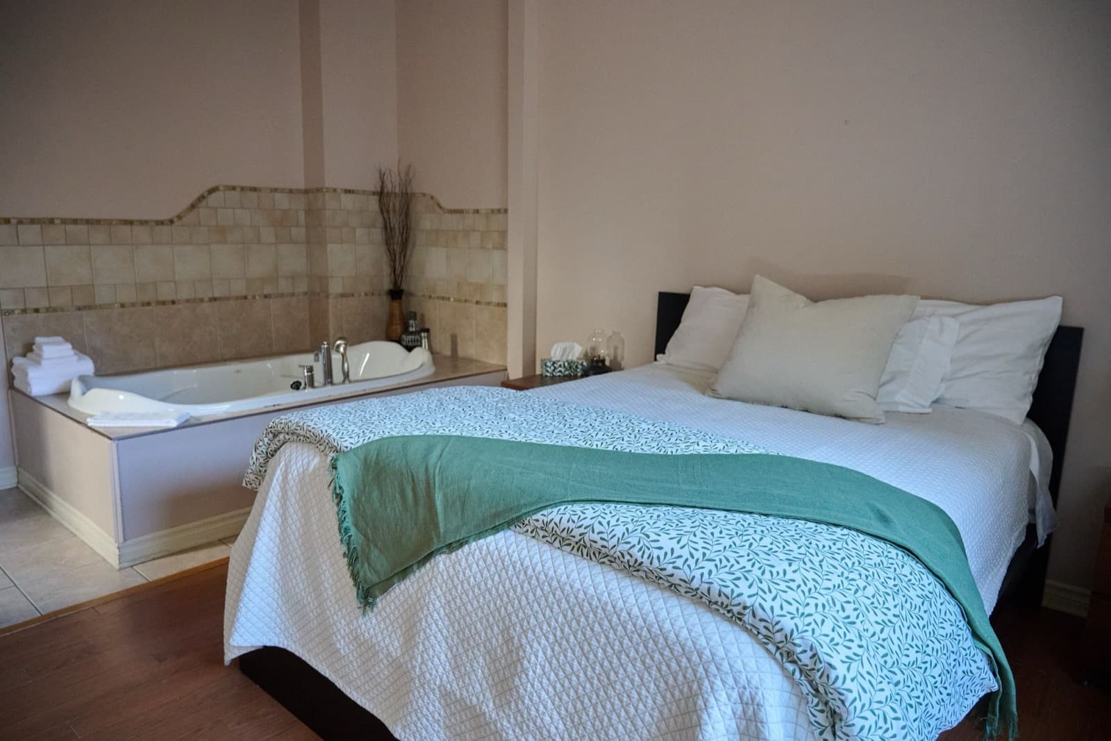 Chambre queen avec bain tourbillon, Chambre 7 · sans douche