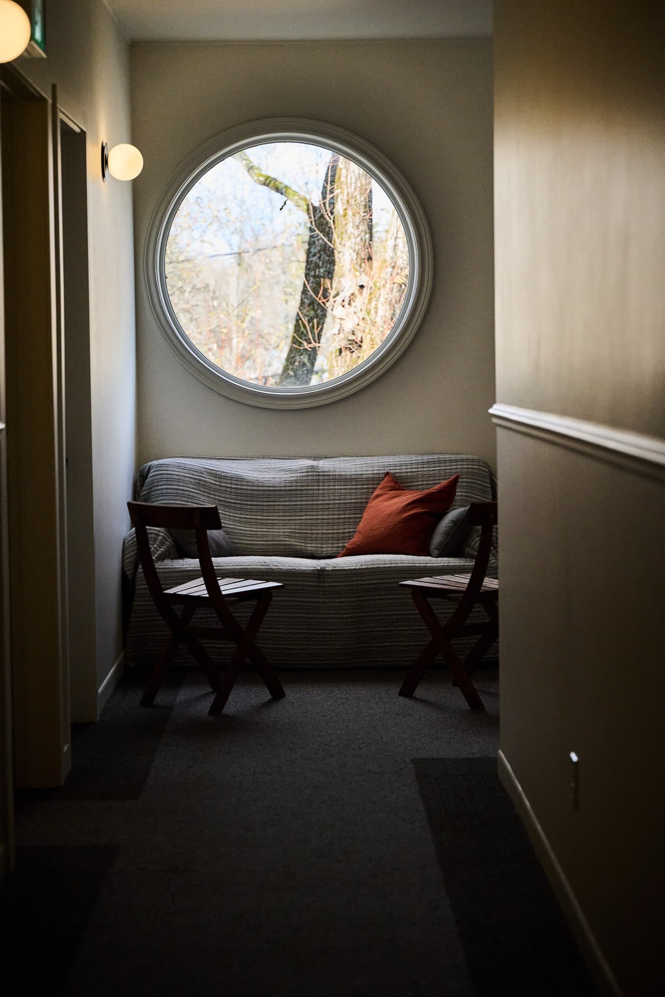 Chambre et sa fenêtre ronde