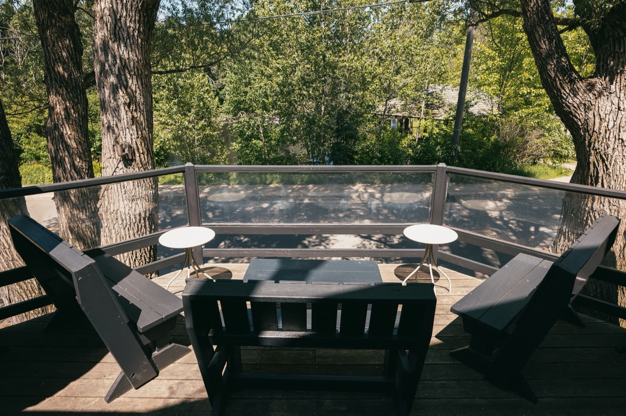 La terrasse au bord de la Rivière du Nord