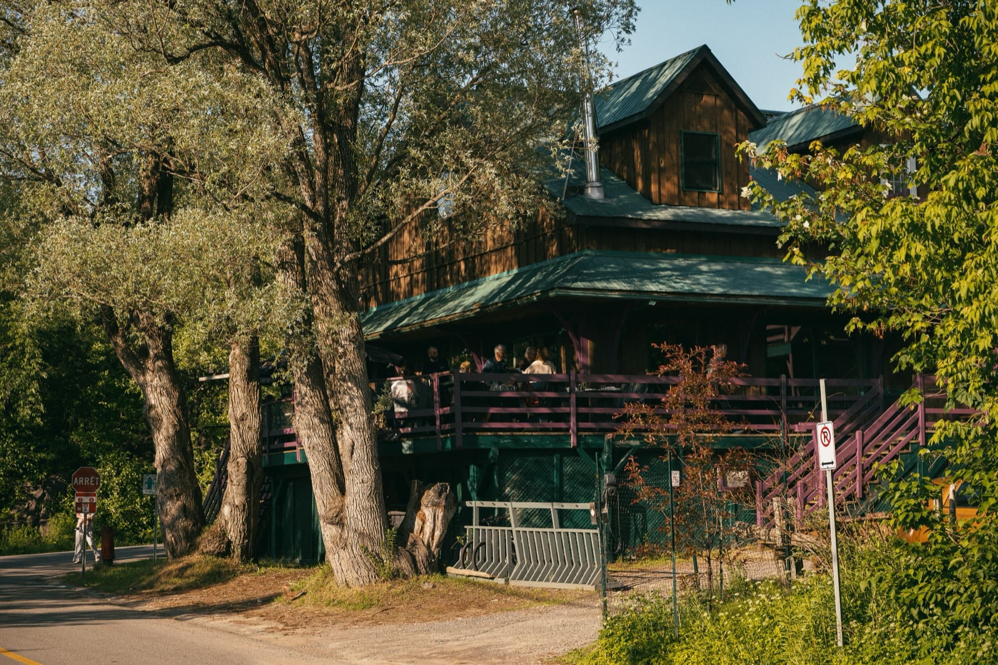 Des invités sur la terrasse